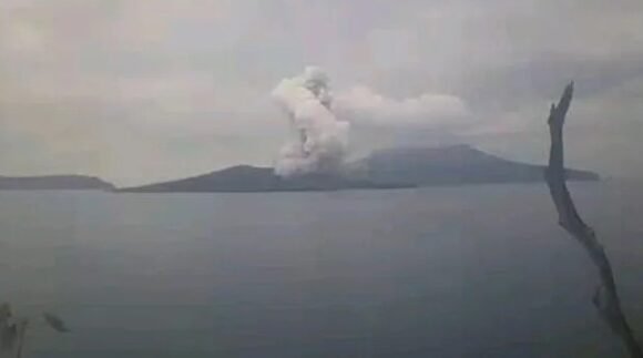Anak Krakatau Erupsi Abu Vulkanik 1,5 Kilometer