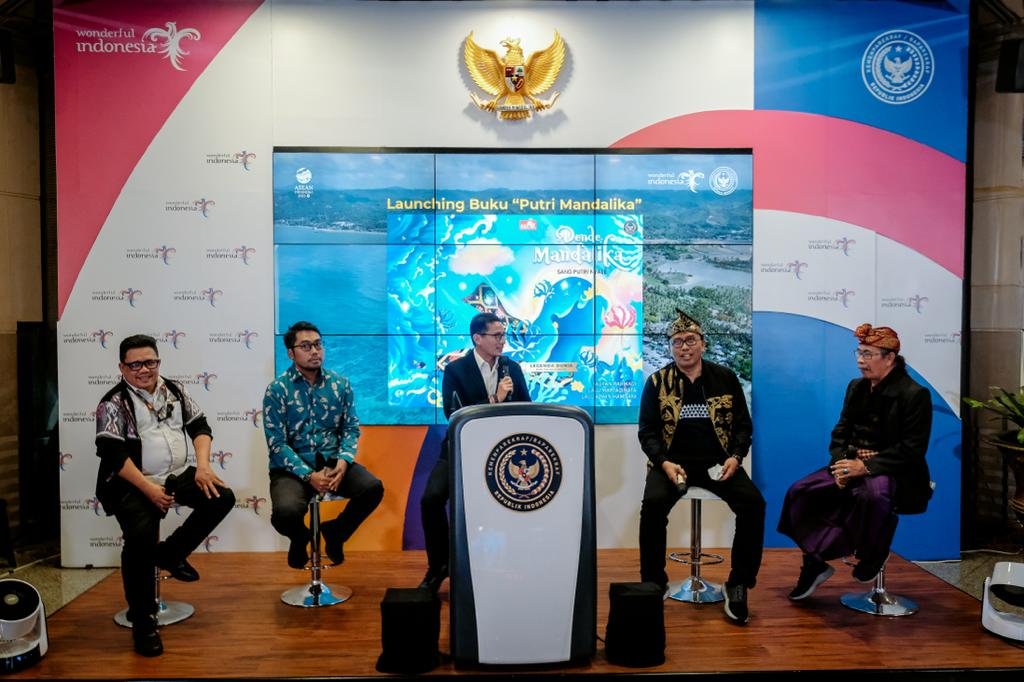 Promosikan Destinasi Pariwisata Super Prioritas di NTB, Buku “Putri Mandalika” Diluncurkan Promosikan Destinasi Pariwisata Super Prioritas di NTB, Buku “Putri Mandalika” Diluncurkan