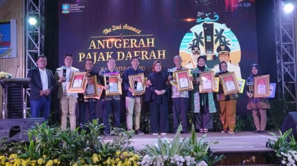 Bapenda Kabupaten Serang Beri Puluhan Wajib Pajak Penghargaan