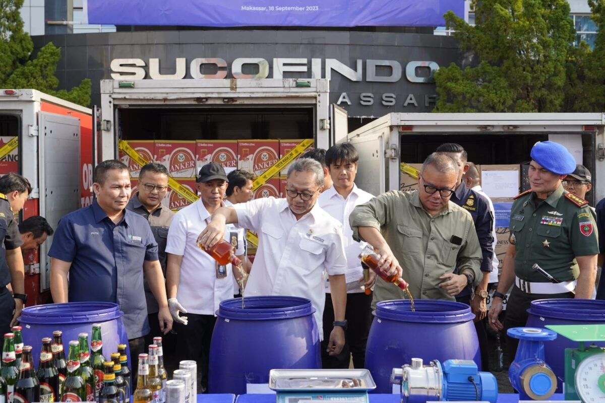 Mendag Zulkifli Hasan Musnahkan Minuman Beralkohol dan Hasil Pengawasan Post Border Senilai Rp7 Miliar
