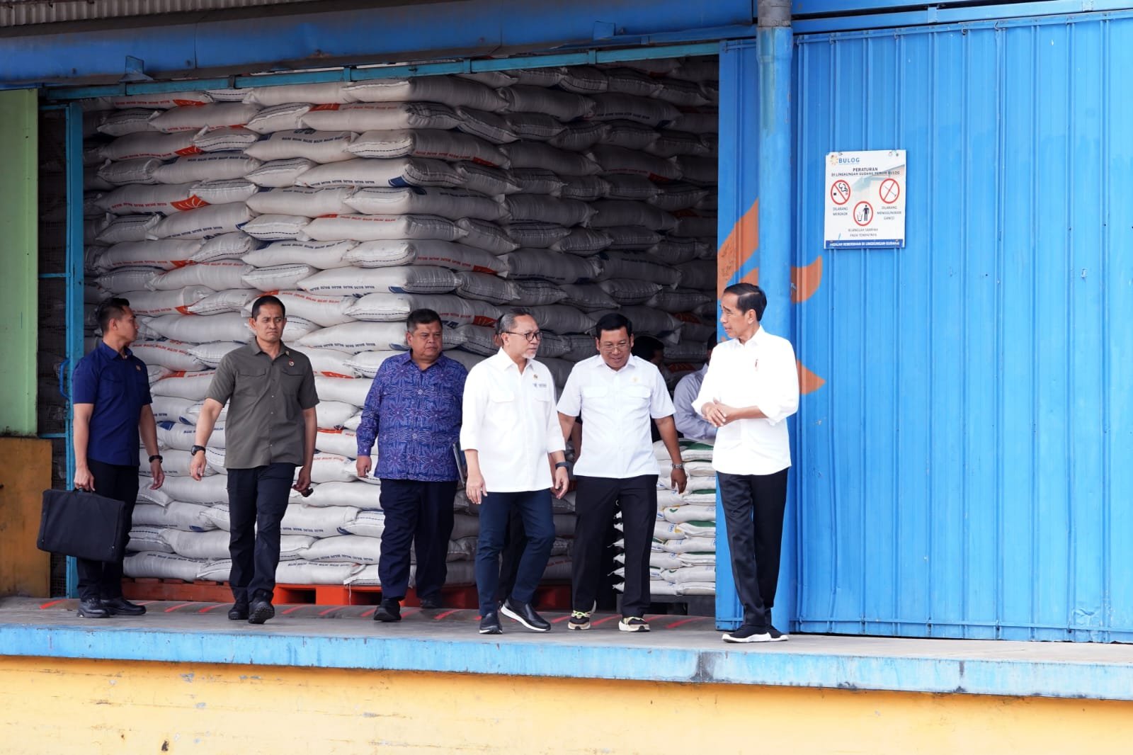 Mendag Dampingi Presiden Jokowi Cek Gudang Bulog dan Luncurkan Bantuan Pangan Mendag Dampingi Presiden Jokowi Cek Gudang Bulog dan Luncurkan Bantuan Pangan