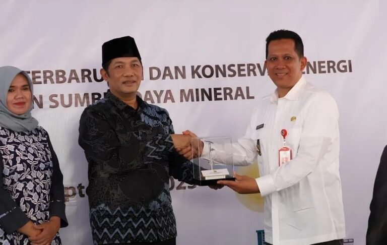 Kurangi Emisi Karbon, Kementerian ESDM Berikan 125 Unit PJU-TS ke Pemkab Tangerang