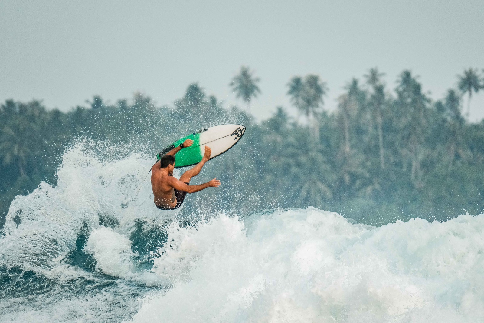 Enam Spot Surfing Terbaik Kelas Dunia yang Ada di Indonesia
