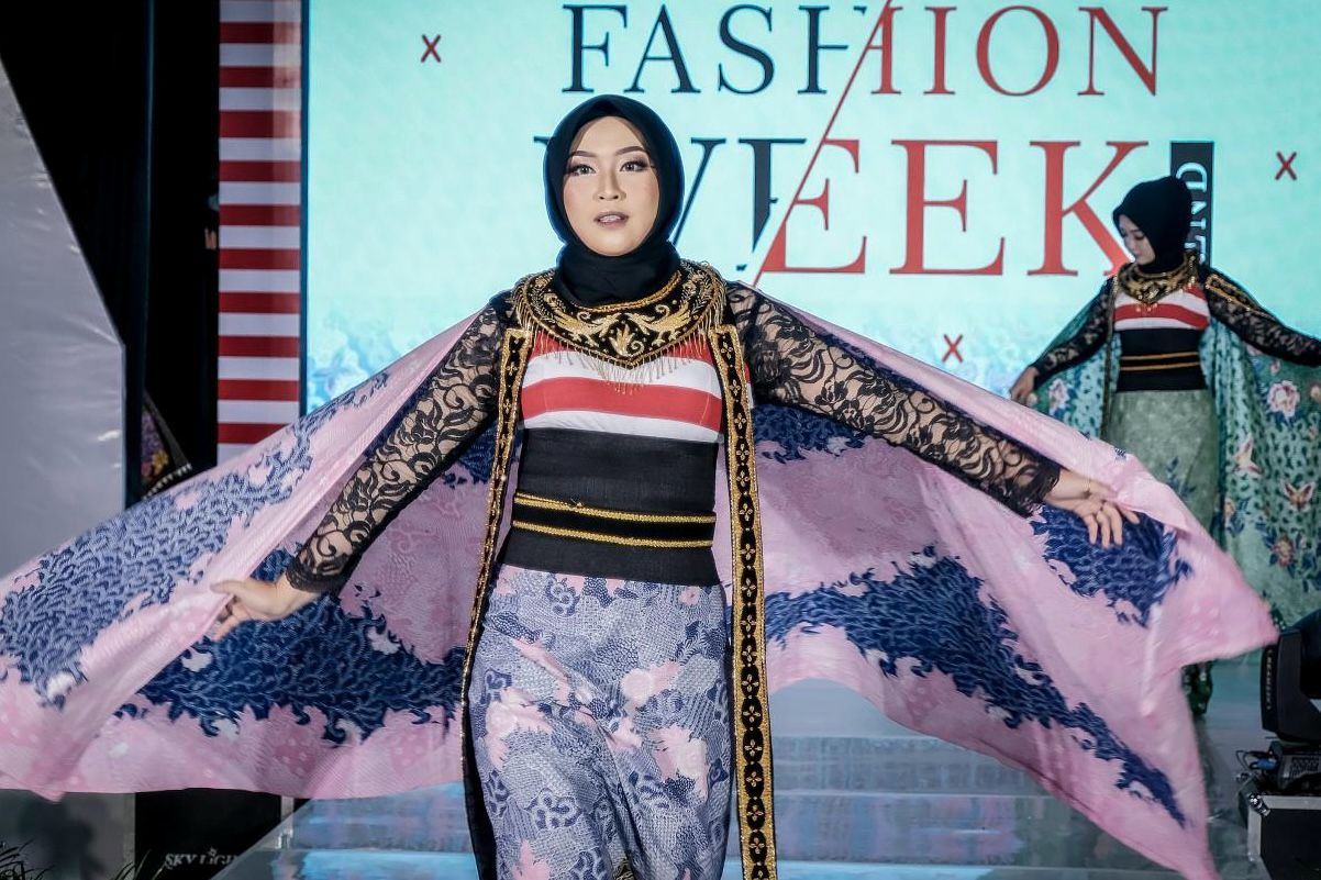 Model Indonesia Pertama Tampil di Runway Paris Fashion Week 2024, Sandiaga: Keren Banget!