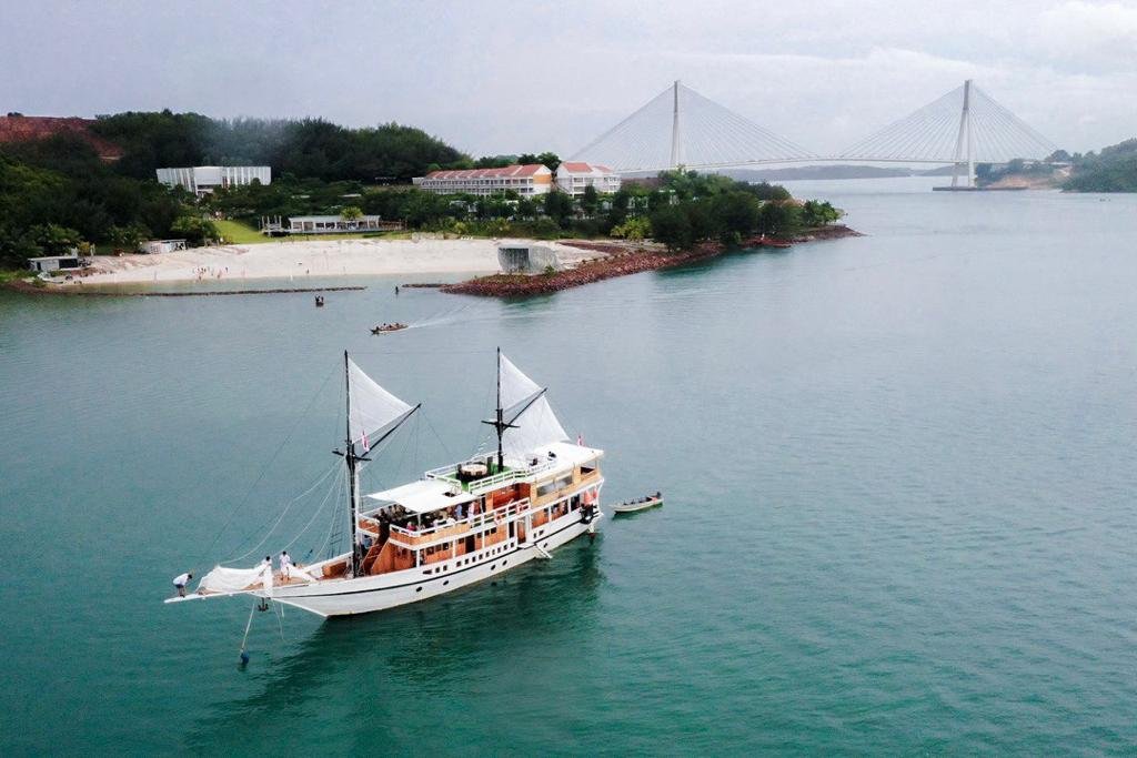 Menikmati Sensasi Berlayar dengan Kapal Phinisi di Perairan Kepulauan Riau Menikmati Sensasi Berlayar dengan Kapal Phinisi di Perairan Kepulauan Riau