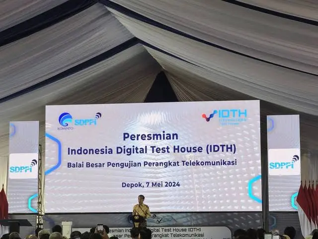 Presiden Jokowi: Perangkat teknologi dan alat komunikasi yang digunakan di Indonesia, masih impor!