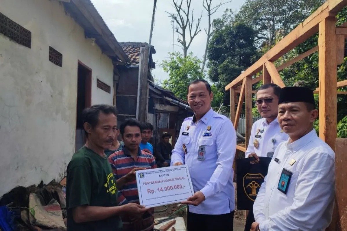 Kemenkumham Banten serahkan bantuan pembangunan rumah tidak layak huni warga di Perkampungan Lontar, Serang Kemenkumham Banten serahkan bantuan pembangunan rumah tidak layak huni warga di Perkampungan Lontar, Serang