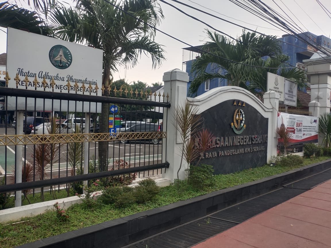 Kejari Serang tetapkan Kepala Disparpora tersangka atas dugaan penyewaan lapak pedagang di kawasan Stadion Maulana Yusuf Kejari Serang tetapkan Kepala Disparpora tersangka atas dugaan penyewaan lapak pedagang di kawasan Stadion Maulana Yusuf