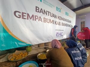BSI Maslahat dan BSI berikan bantuan gempa di Bandung sebanyak 1500 paket makanan