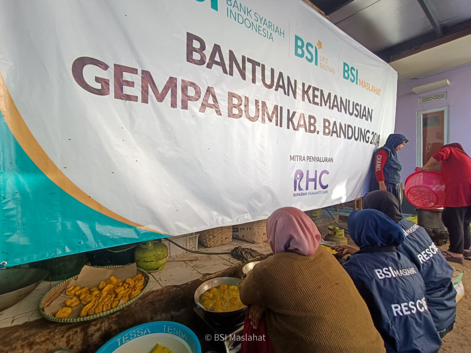 BSI Maslahat dan BSI berikan bantuan gempa di Bandung sebanyak 1500 paket makanan BSI Maslahat dan BSI berikan bantuan gempa di Bandung sebanyak 1500 paket makanan