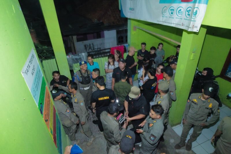 Satpol PP Tangsel Lakukan Razia Botol Miras dan Indekos yang Diduga Tempat Prostitusi