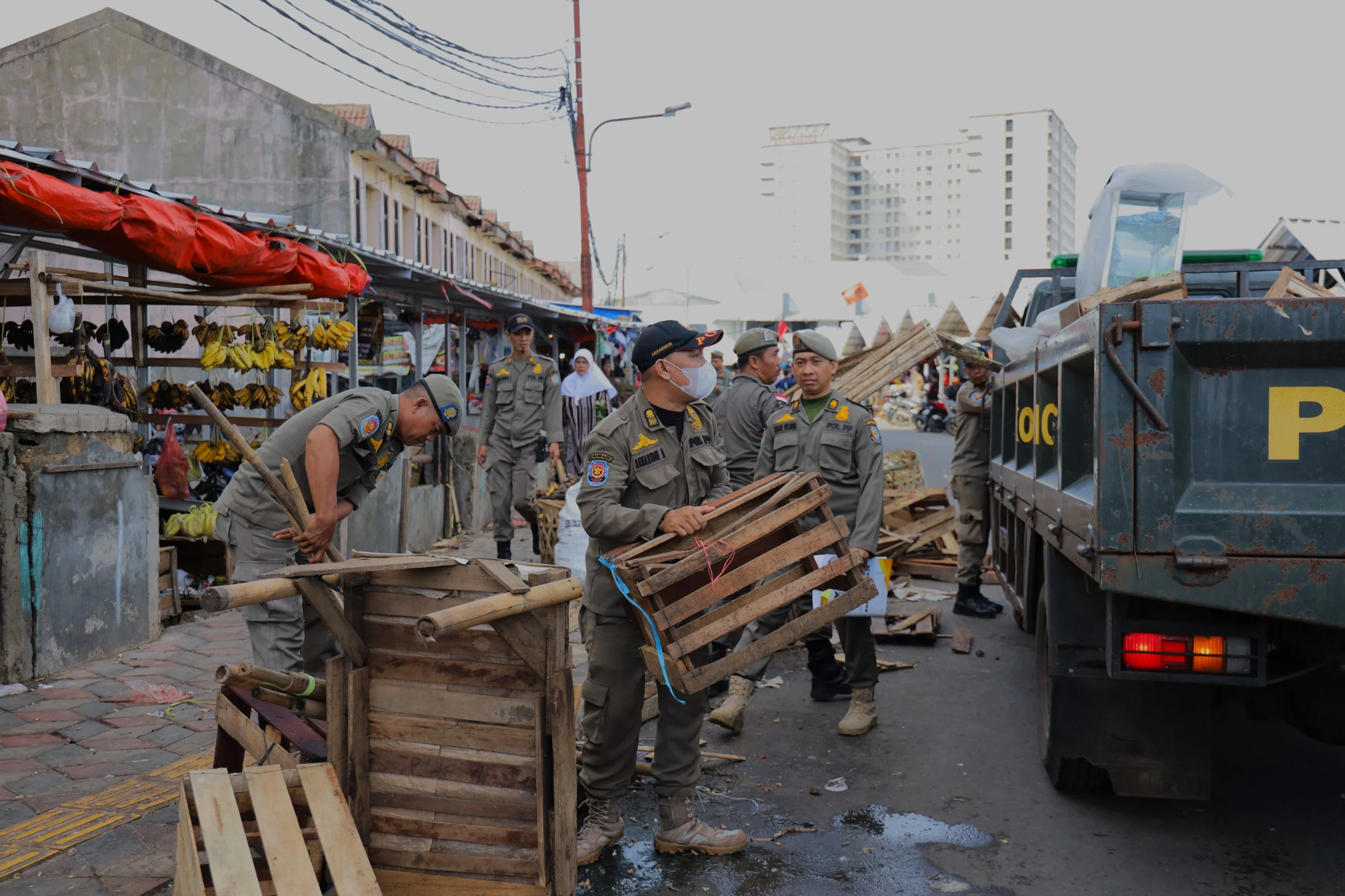 Pemkot Tangsel Tertibkan Pasar Ciputat, Pedagang Dipindahkan ke Los Gratis yang Lebih Nyaman Pemkot Tangsel Tertibkan Pasar Ciputat, Pedagang Dipindahkan ke Los Gratis yang Lebih Nyaman