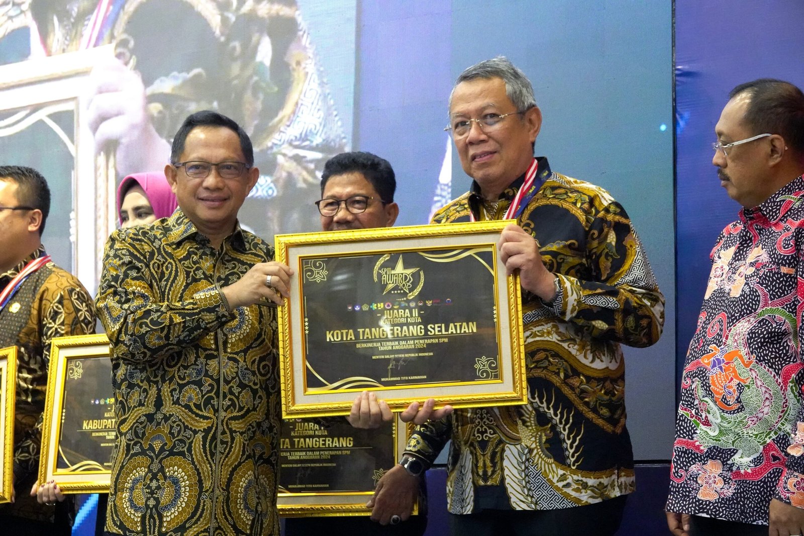 Pemkot Tangsel Raih Penghargaan Berkinerja Terbaik Penerapan SPM dari Kemendagri