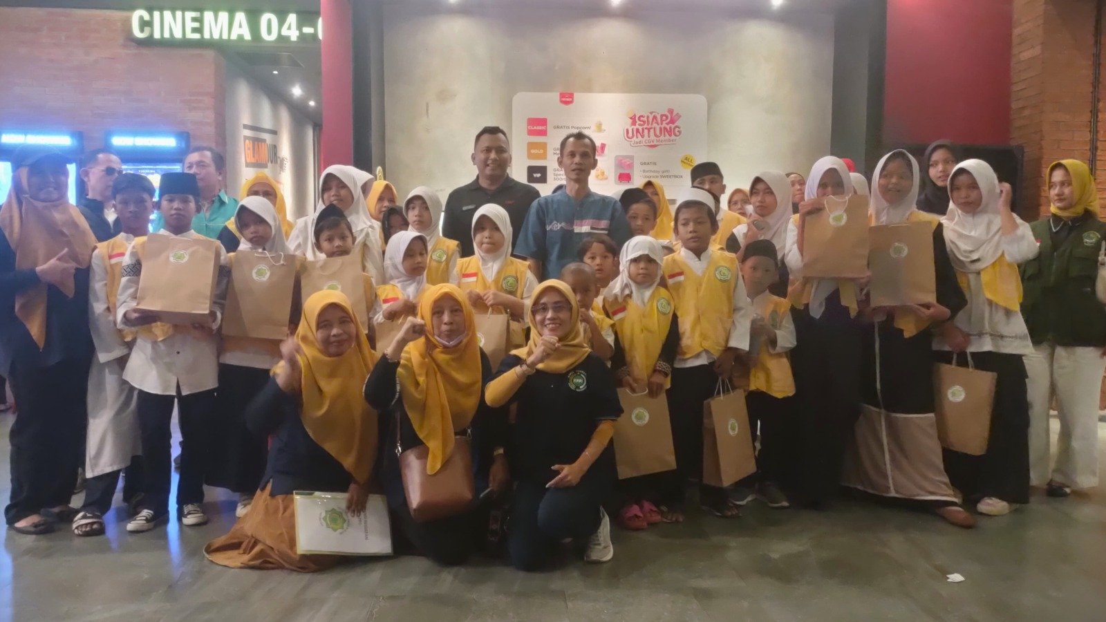 Liburan Ceria Bersama Pakem Peduli: 50 Anak Yatim Nobar Film “Jumbo” di CGV Graha Raya Transmart Tangerang Liburan Ceria Bersama Pakem Peduli: 50 Anak Yatim Nobar Film “Jumbo” di CGV Graha Raya Transmart Tangerang