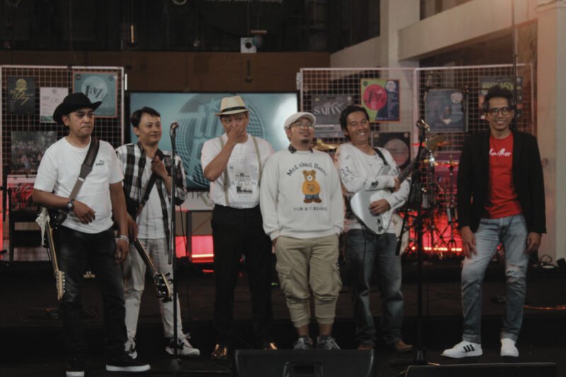 FooDoMore Rilis Single “Bunga” di Hari Lahir Presiden Soekarno Dengan Artwork Mawar Hitam.