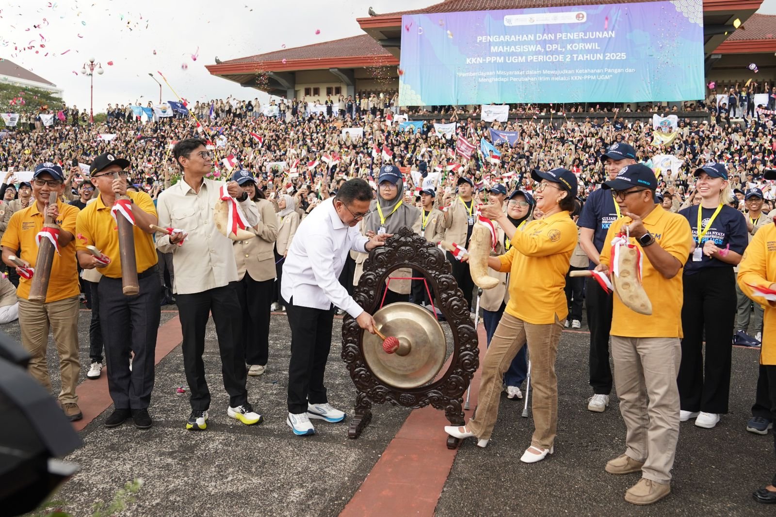 FOTO : Mendag Busan Lepas Mahasiswa KKN UGM