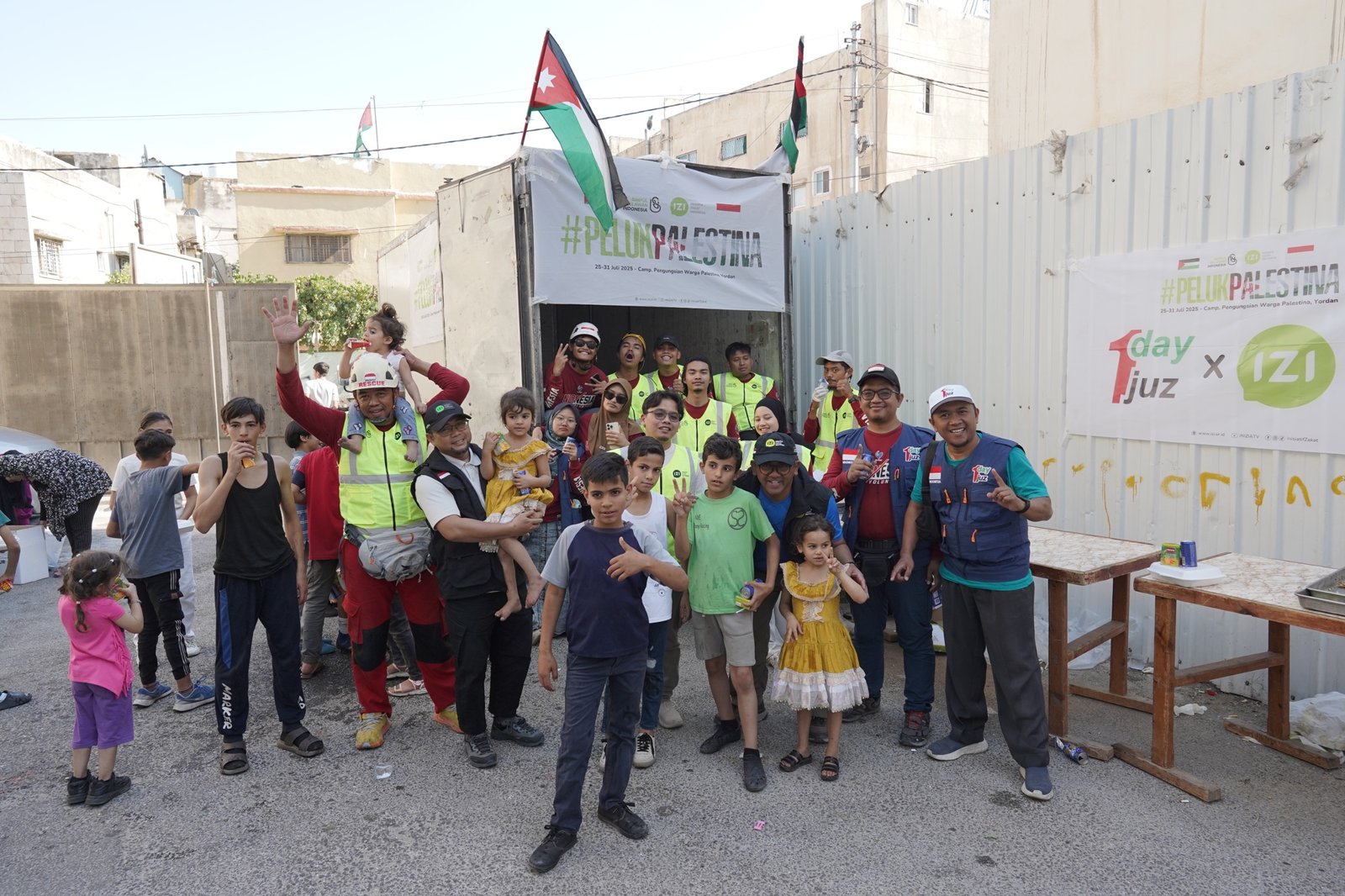 Inisiatif Zakat Indonesia (IZI) Salurkan Bantuan Kemanusiaan untuk Pengungsi Palestina di Yordania Inisiatif Zakat Indonesia (IZI) Salurkan Bantuan Kemanusiaan untuk Pengungsi Palestina di Yordania