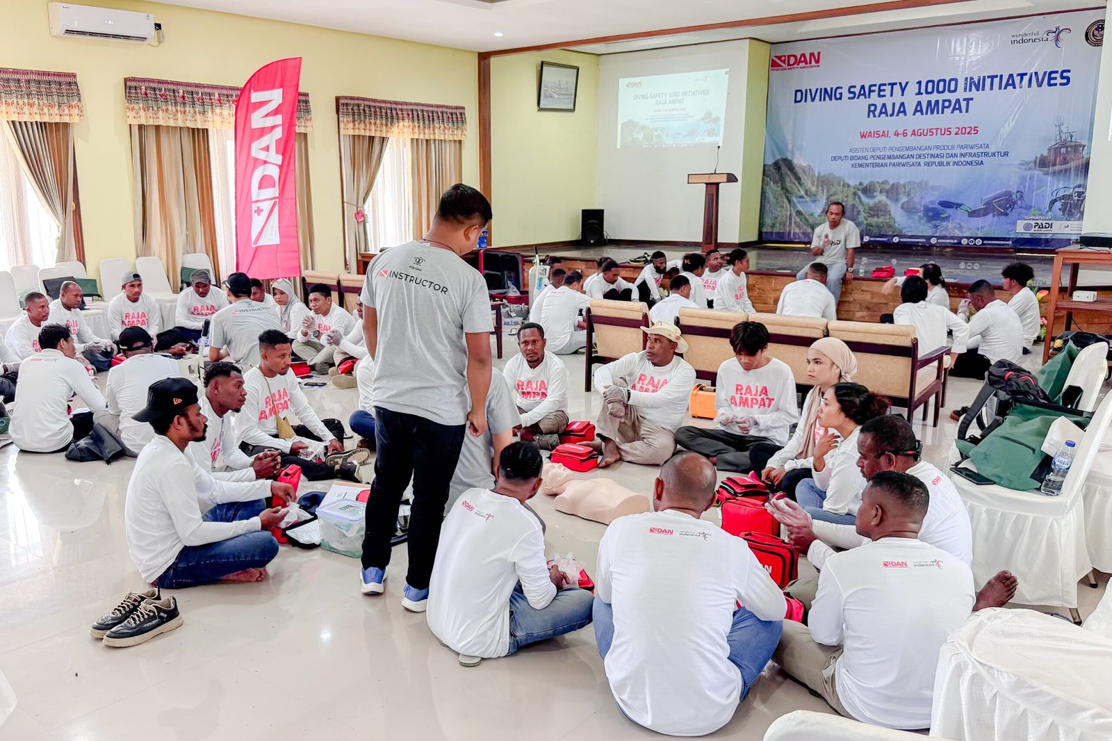 Kemenpar Gelar Pelatihan ‘Diving Safety 1000 Initiatives’ di Raja Ampat Kemenpar Gelar Pelatihan ‘Diving Safety 1000 Initiatives’ di Raja Ampat