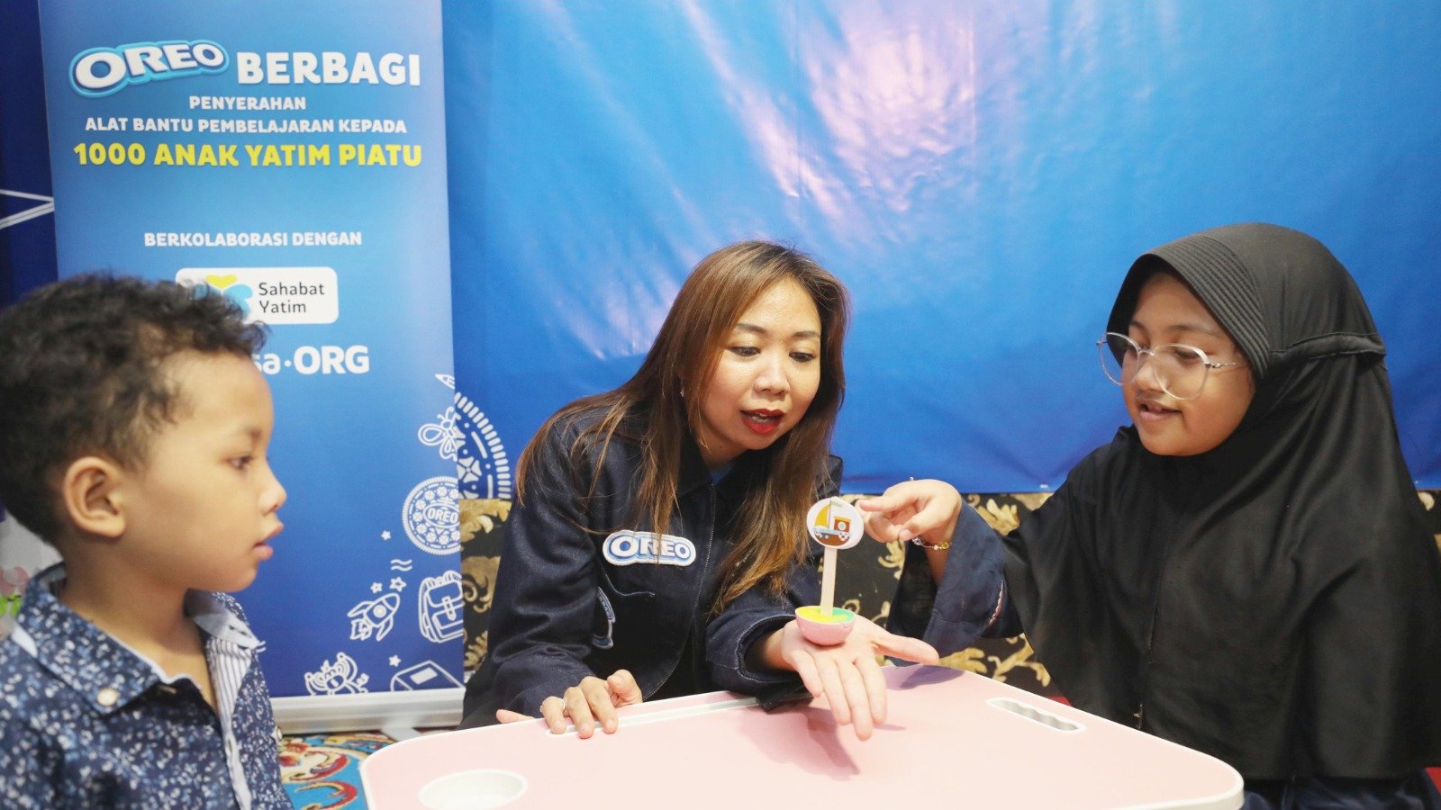 OREO Salurkan Donasi Alat Bantu Pembelajaran Kepada 1.000 Anak Yatim Piatu