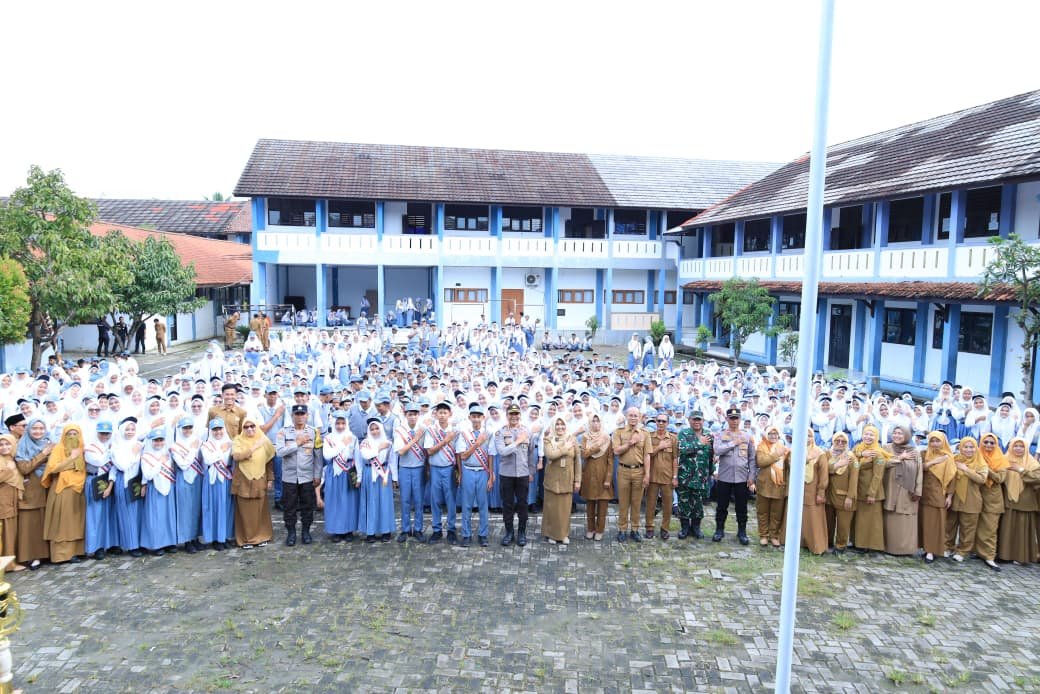 Polda Banten Sambangi SMAN 7 Tangerang, Perkuat Disiplin dan Karakter Siswa Polda Banten Sambangi SMAN 7 Tangerang, Perkuat Disiplin dan Karakter Siswa