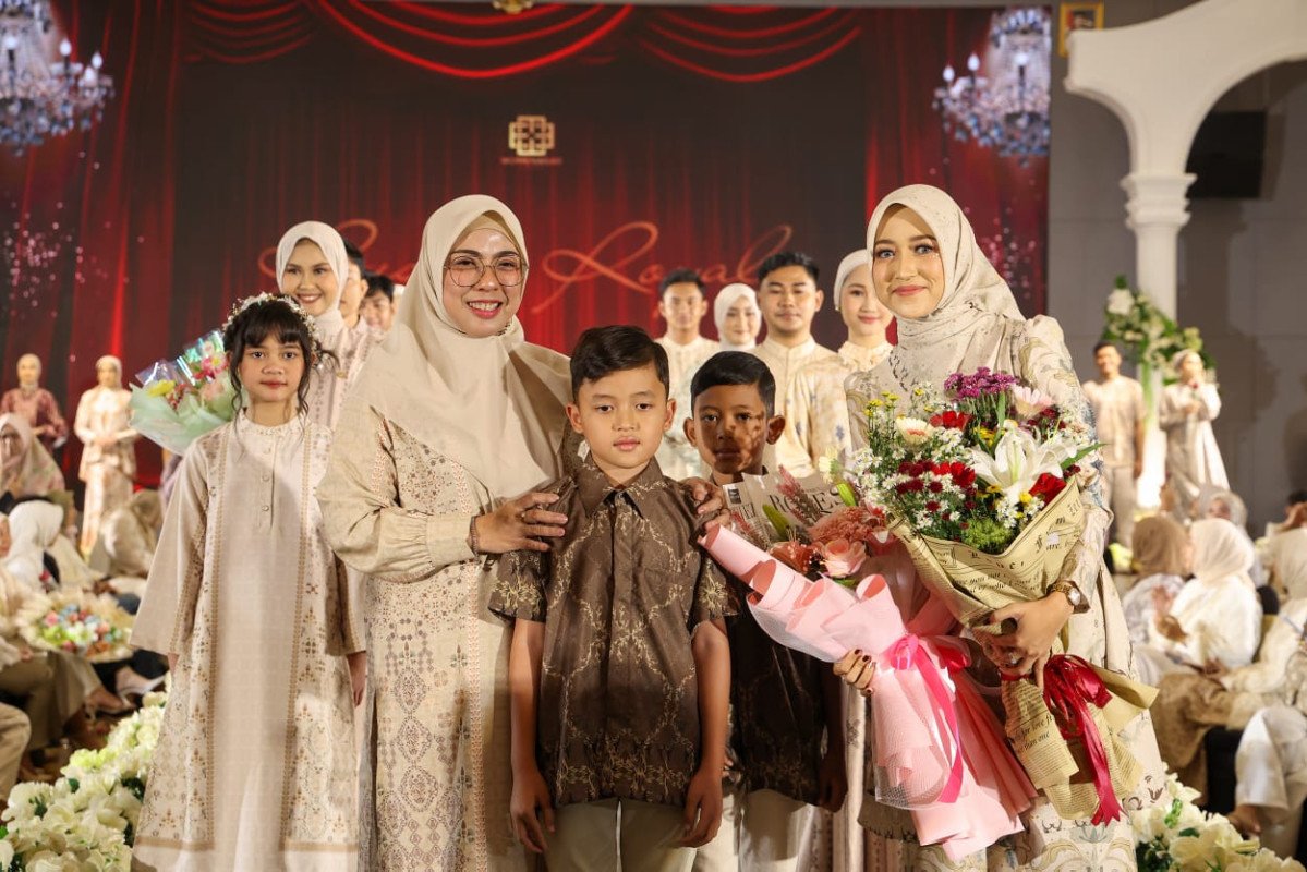 Tinawati Andra Soni Hadir di Peluncuran Raya Series, Wujud Dukungan untuk Fesyen Lokal Tinawati Andra Soni Hadir di Peluncuran Raya Series, Wujud Dukungan untuk Fesyen Lokal