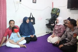 Kapolres Tangerang Selatan Berikan Bantuan kepada Guru Honorer Kapolres Tangerang Selatan Berikan Bantuan kepada Guru Honorer