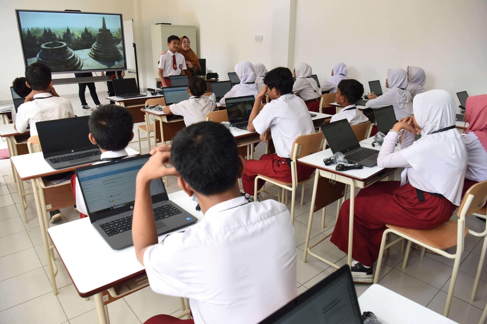 Program Sekolah Gratis Jadi Langkah Andra Soni Cegah Anak Putus Sekolah di Banten