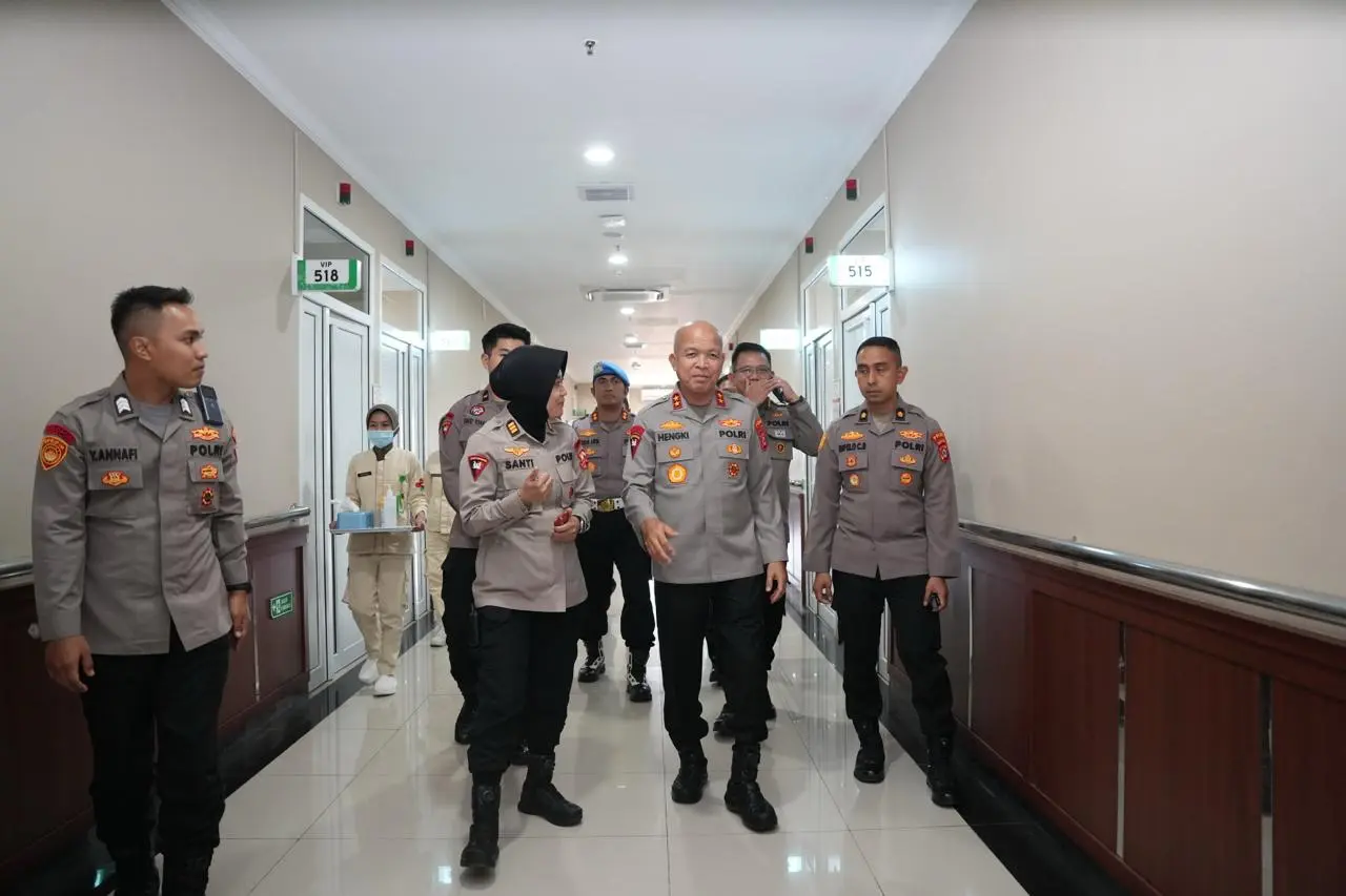 Kapolda Banten Beri Semangat kepada Anggota Brimob yang Dianiaya Debt Collector