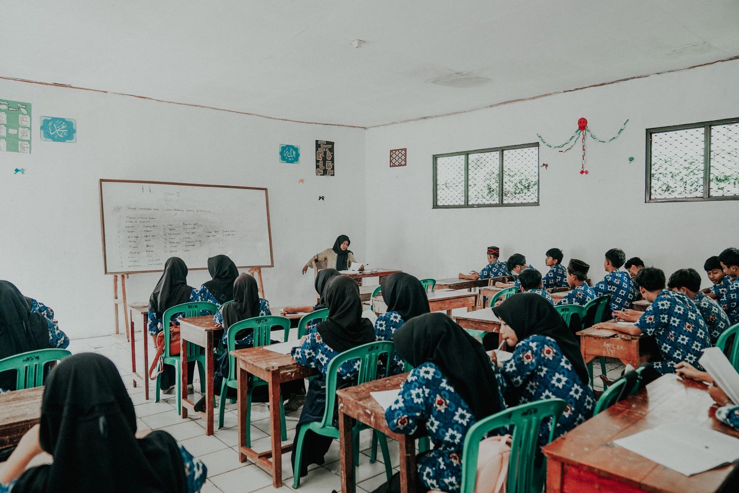 Kabar Baik! Siswa di Tangsel Dapat Seragam Batik dan Olahraga Gratis