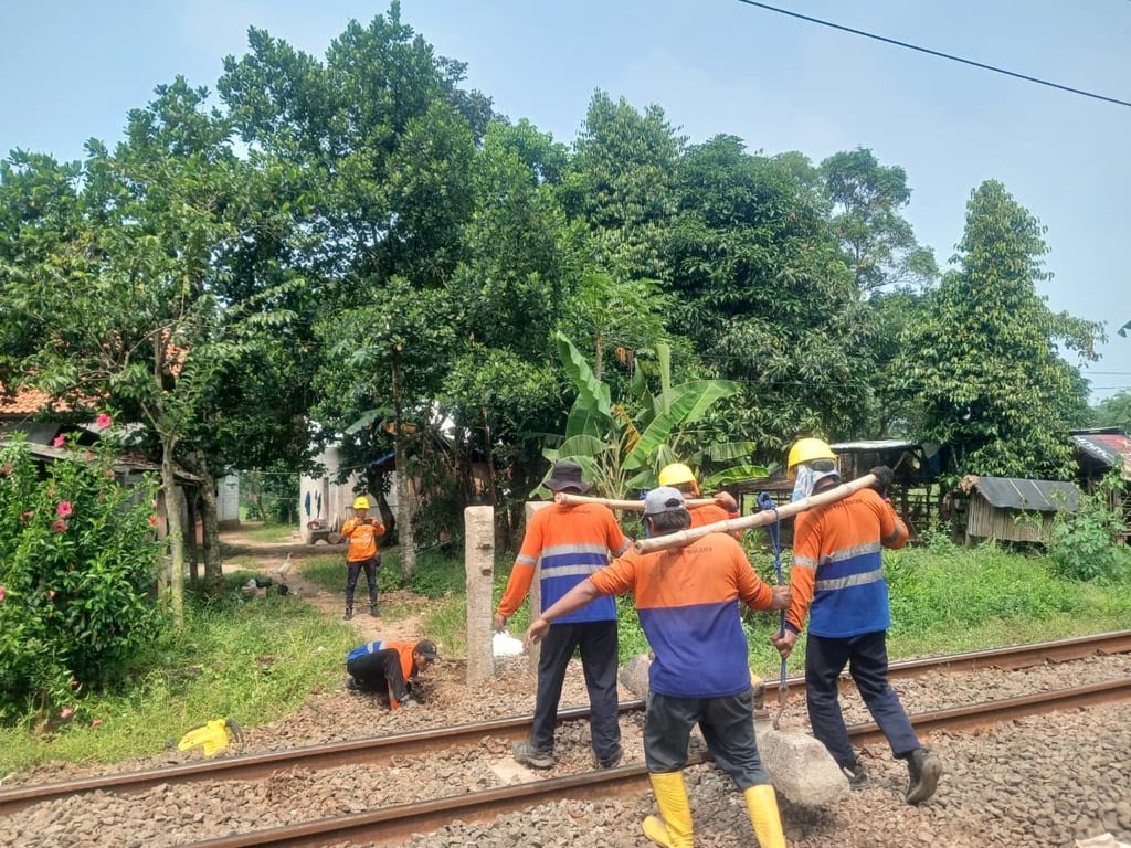 KAI Daop 1 Jakarta Tutup Perlintasan Sebidang Liar di Tangerang