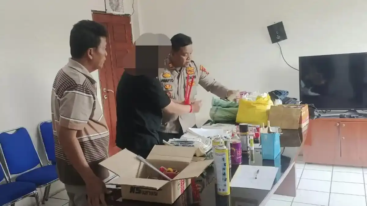 Rumah Pencetak Uang Palsu di Tangsel Terbongkar, Polisi Sita Rp170 Juta Rumah Pencetak Uang Palsu di Tangsel Terbongkar, Polisi Sita Rp170 Juta